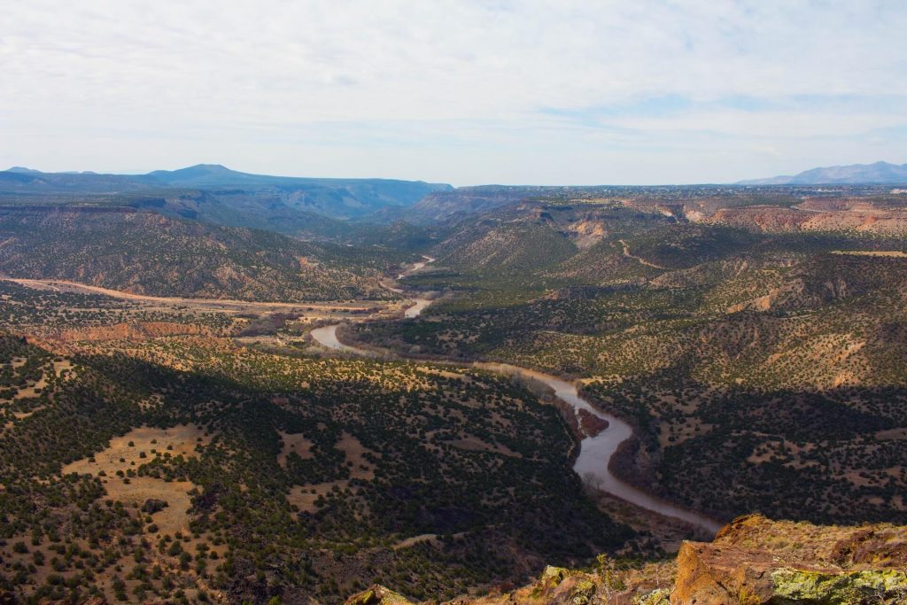 Una imagen serena del Río Grande en Santa Fe, capturando el encanto y la serenidad del río.