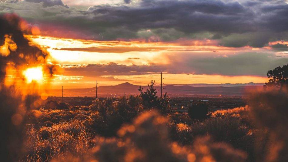 Una impresionante vista del atardecer en el desierto de Santa Fe, pintando el cielo con tonos vibrantes.